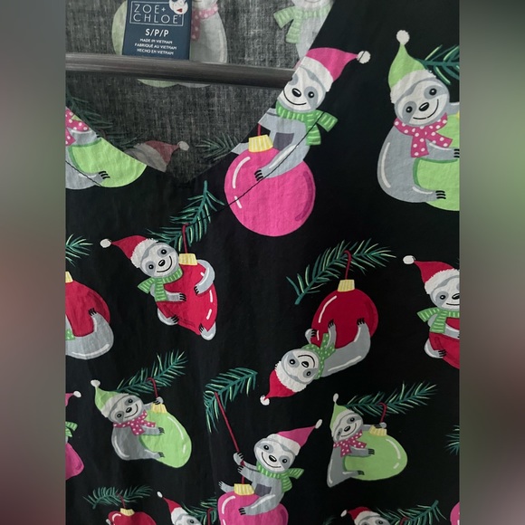 Zoé & Chloe Christmas Scrubs - Picture 3 of 7